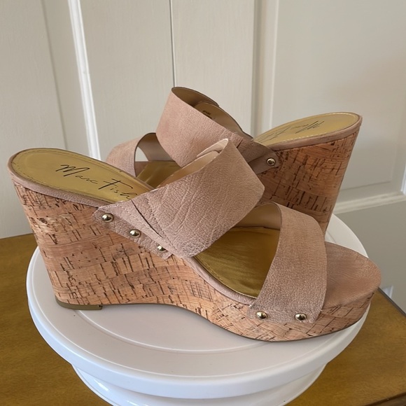 👍🏼 Marc Fisher neutral platform Sandals Size 8.5 👍🏼 - Picture 1 of 9